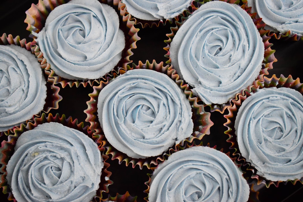 blue frosted cupcakes